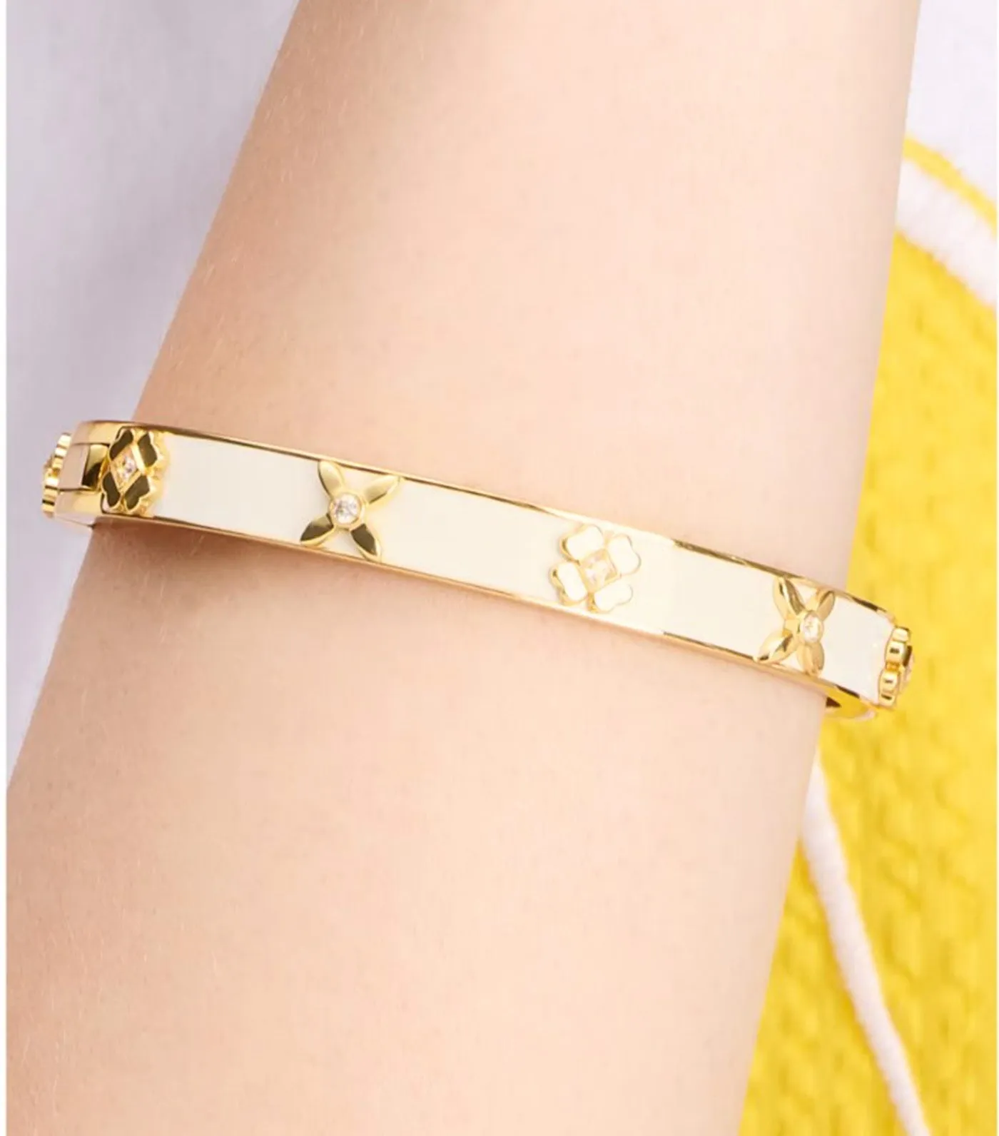 Heritage Bloom Hinged Bangle White/Gold