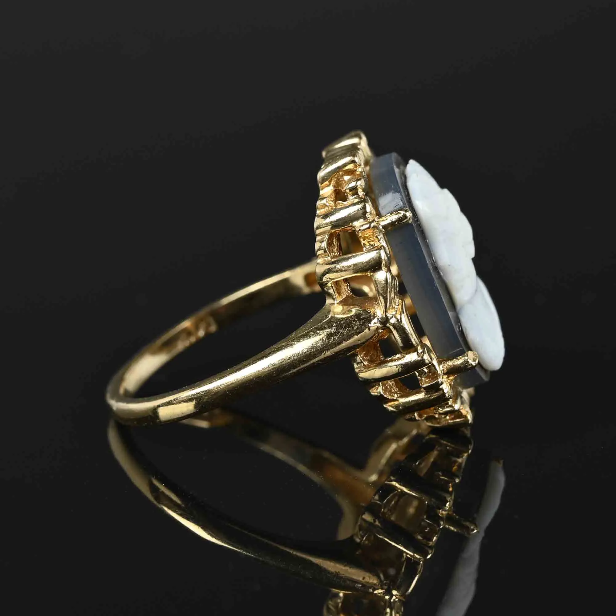 Vintage Estate Agate Cameo Ring in 14K Gold