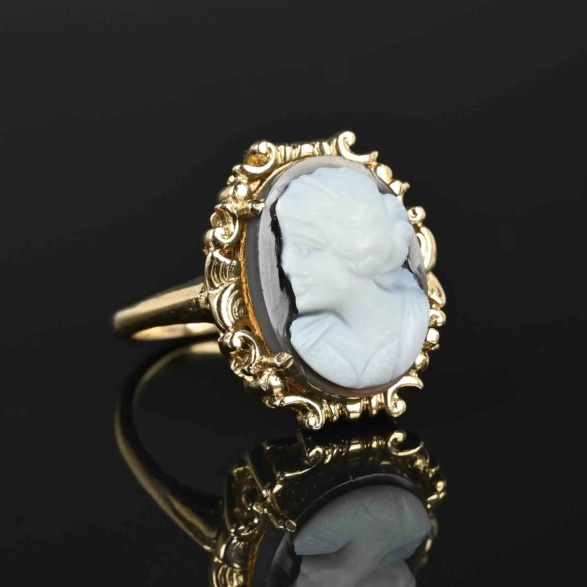 Vintage Estate Agate Cameo Ring in 14K Gold