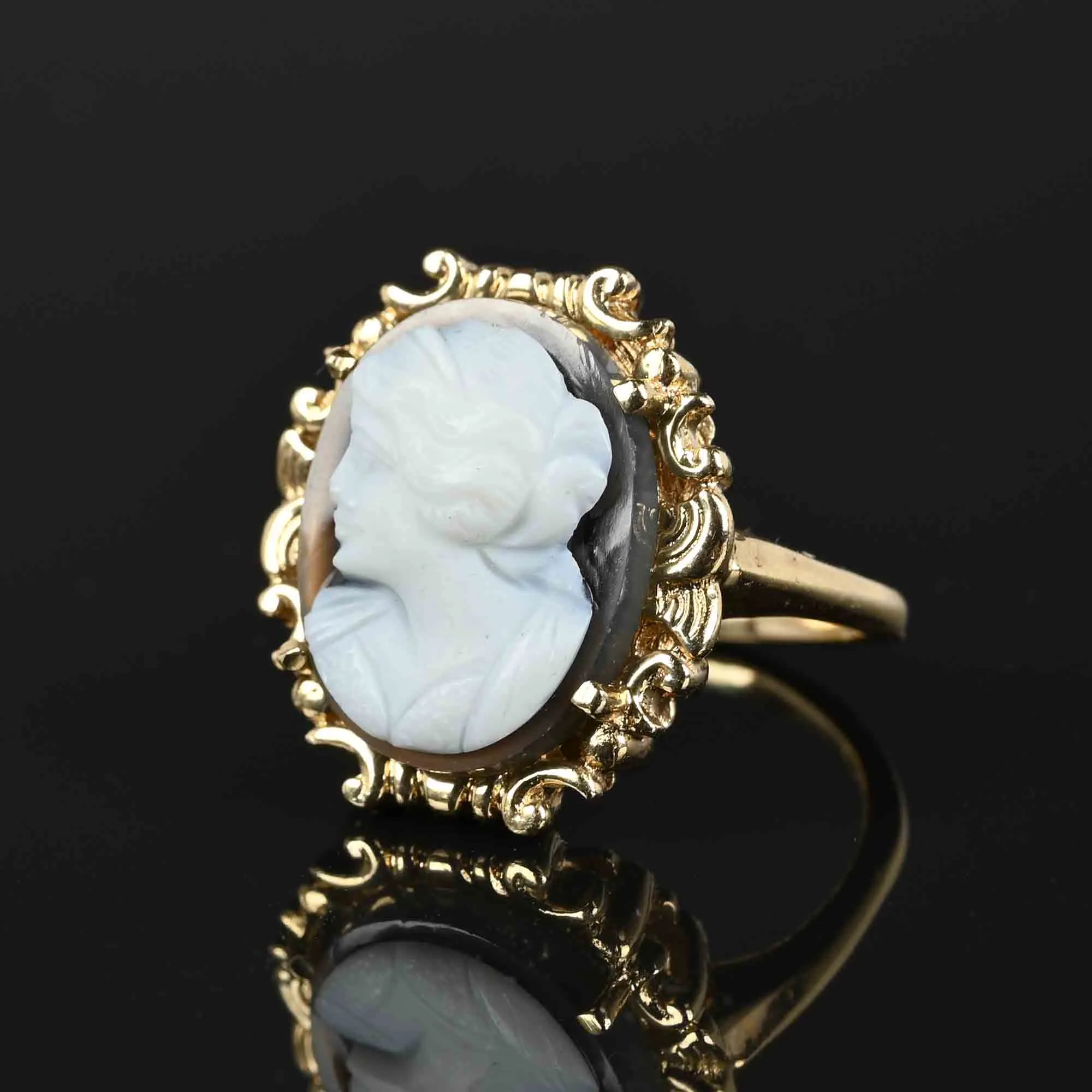 Vintage Estate Agate Cameo Ring in 14K Gold